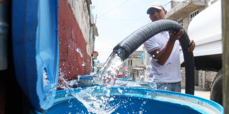 La mitad de hogares pobres en el país recibe agua por tandeo: BBVA