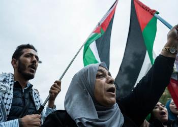 Manifestantes reemplazan la bandera de EU con la de Palestina en una Universidad