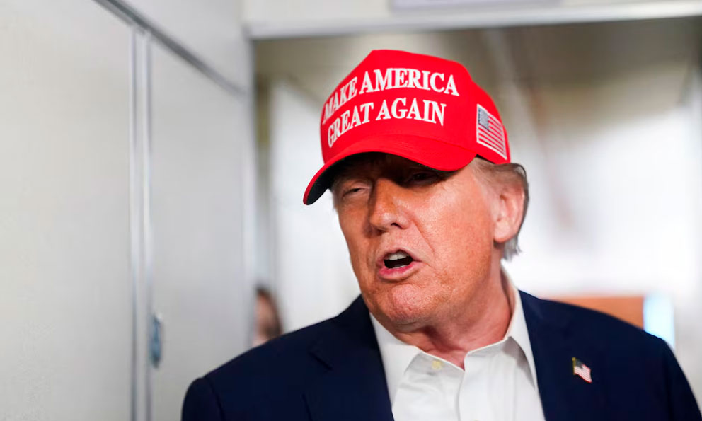 Trump tilda de 'enemigo' a quien diga 'IA' en vez de 'superIA'
