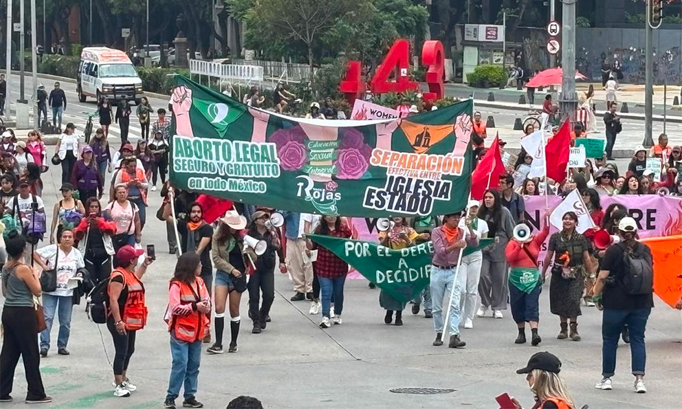 Miles de mexicanos marchan contra el aborto y piden mayor apoyo a mujeres embarazadas