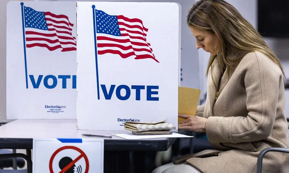 El 54 % de los latinos votará contra Trump, según sondeo