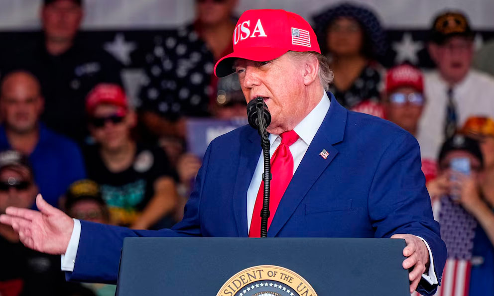 Trump cree que los migrantes han 'tomado' Francia