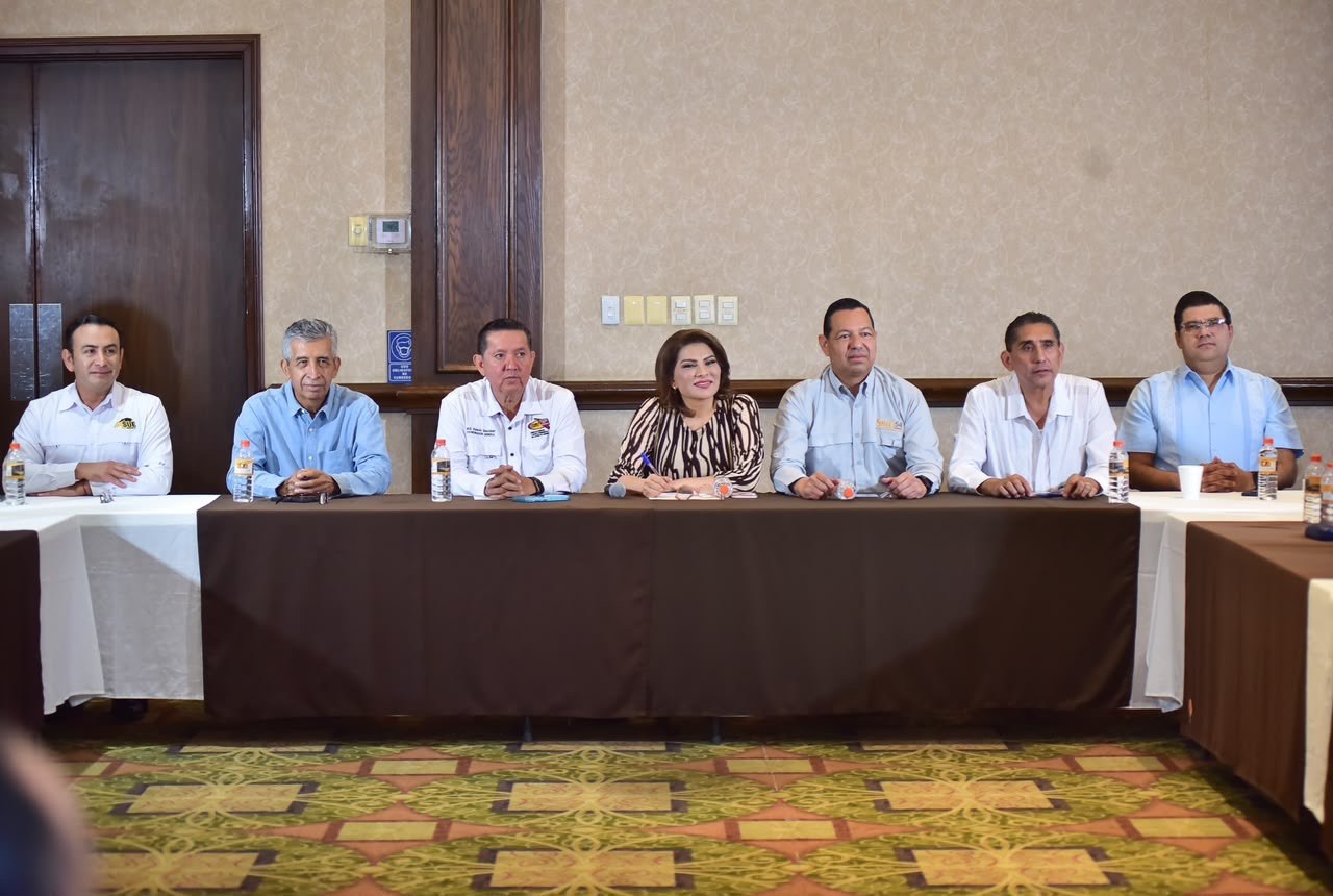 Dialoga Lorenia Valles con el Consejo Sindical y Social de Sonora